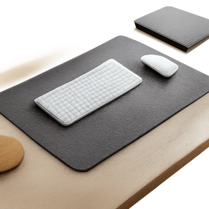 Une illustration d’un tapis de bureau haut de gamme dans un environnement de travail moderne et ordonné. L’image met en valeur le confort, la protection du plan de travail et la stabilité de l’espace de travail.