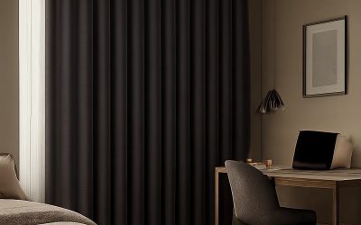 Illustration d’un rideau occultant premium dans un intérieur calme et contemporain. L’image suggère la maîtrise de la lumière pour le sommeil, le confort et la concentration.