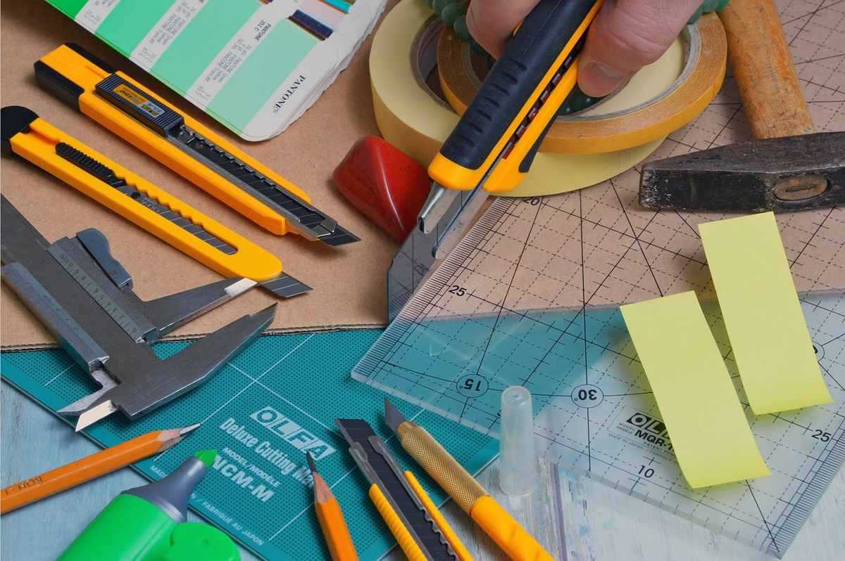 Vue d'une table de travail remplie d'outils de bricolage et de matériel