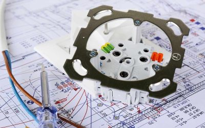 Un interrupteur ouvert avec câbles et tournevis sur un plan technique