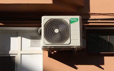Climatisation fixée sur un mur extérieur