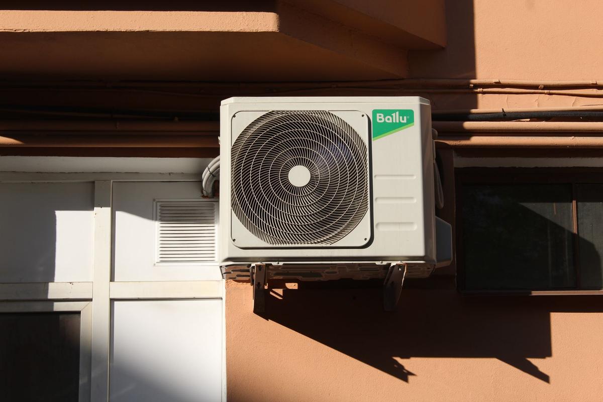 Climatisation fixée sur un mur extérieur