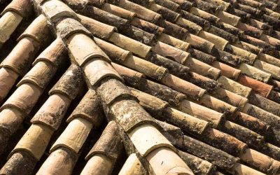 Tuiles de terre cuite formant un toit incliné légèrement usées